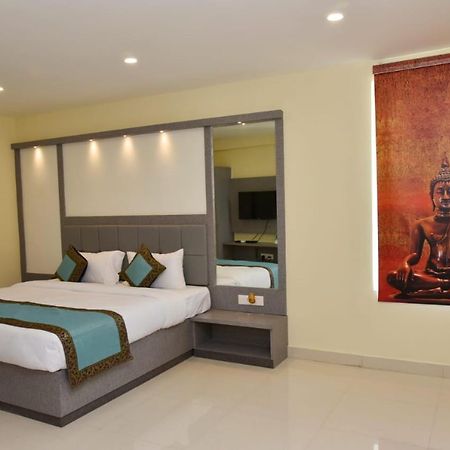 Hotel Tridev Grand 바라나시 외부 사진