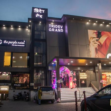 Hotel Tridev Grand 바라나시 외부 사진