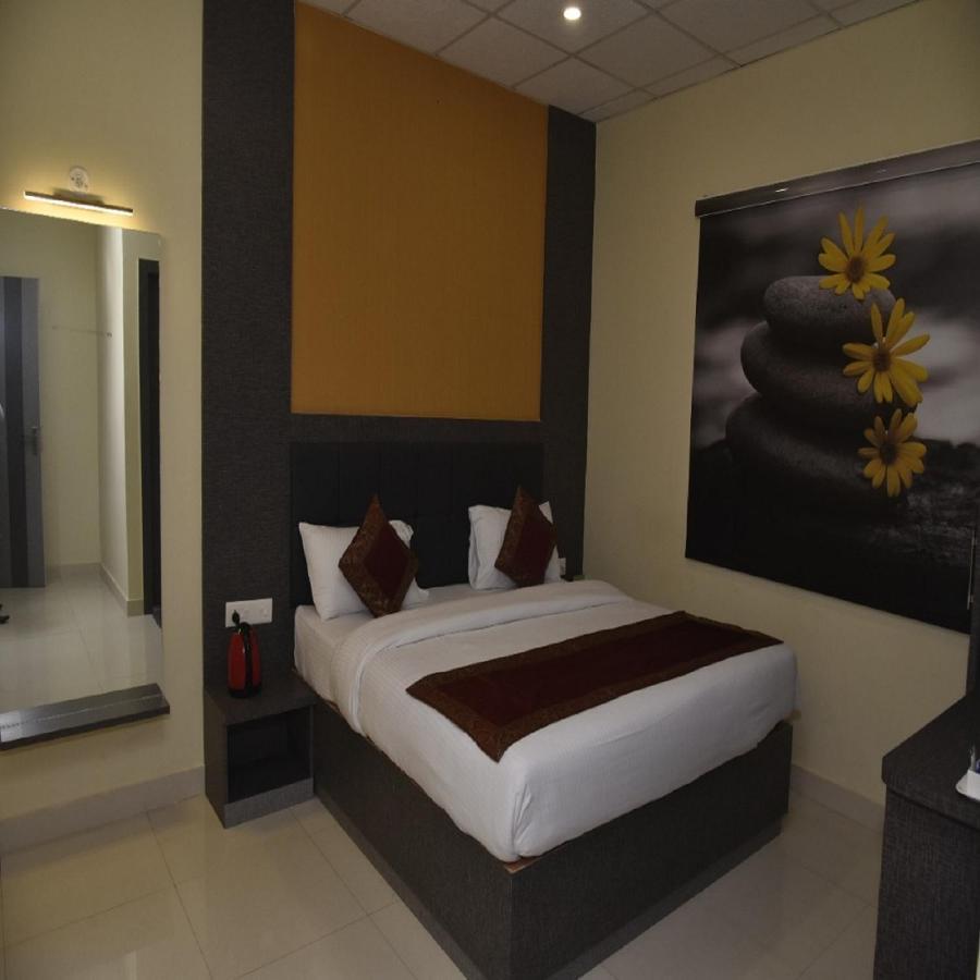 Hotel Tridev Grand 바라나시 외부 사진