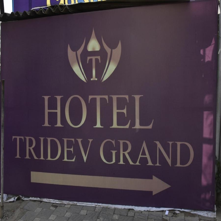 Hotel Tridev Grand 바라나시 외부 사진
