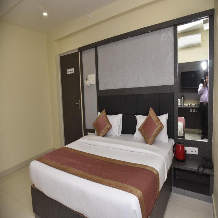 Hotel Tridev Grand 바라나시 외부 사진