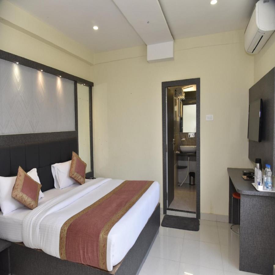 Hotel Tridev Grand 바라나시 외부 사진